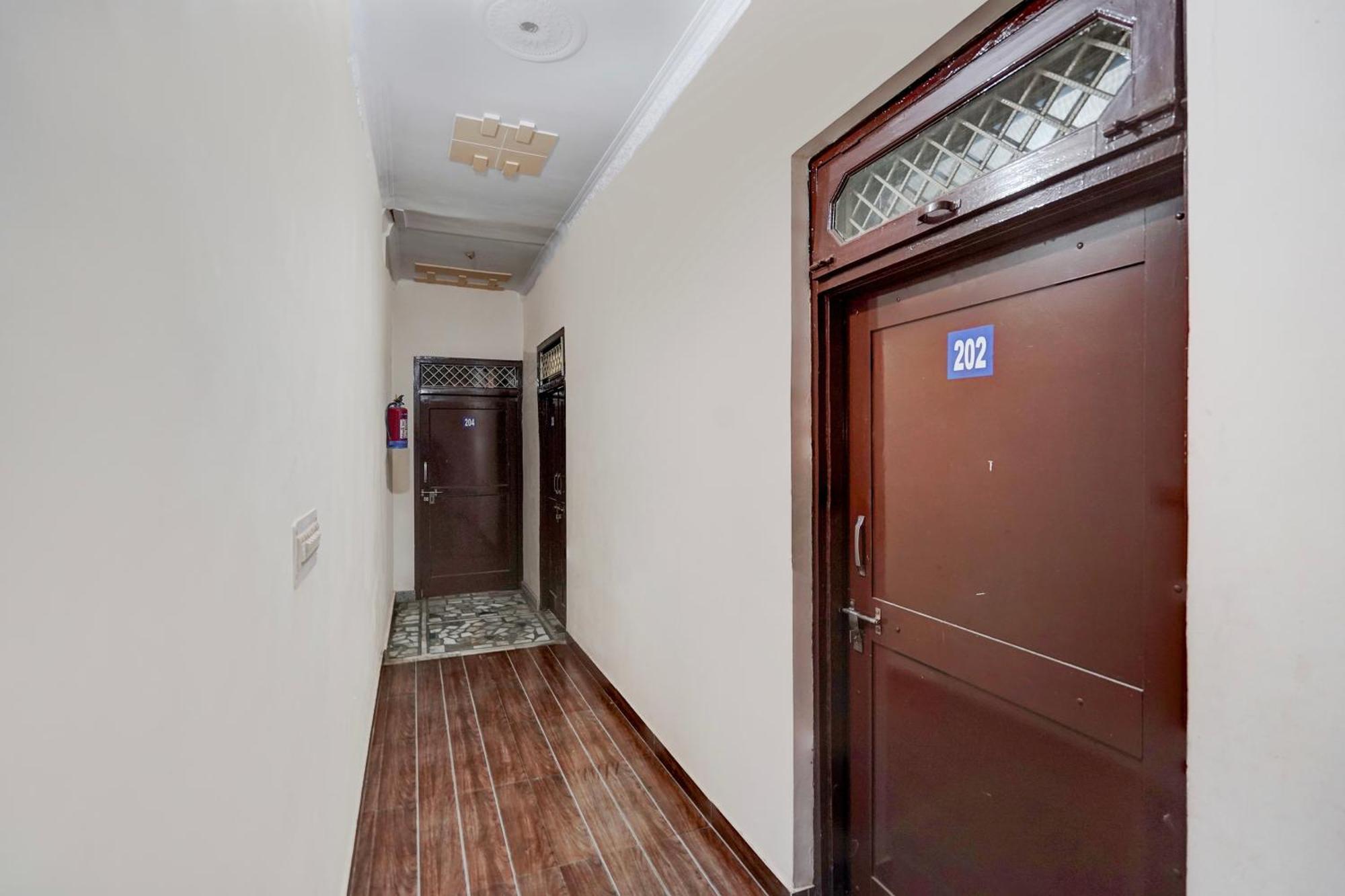 מיראט Oyo Hotel Maharaja Palace מראה חיצוני תמונה