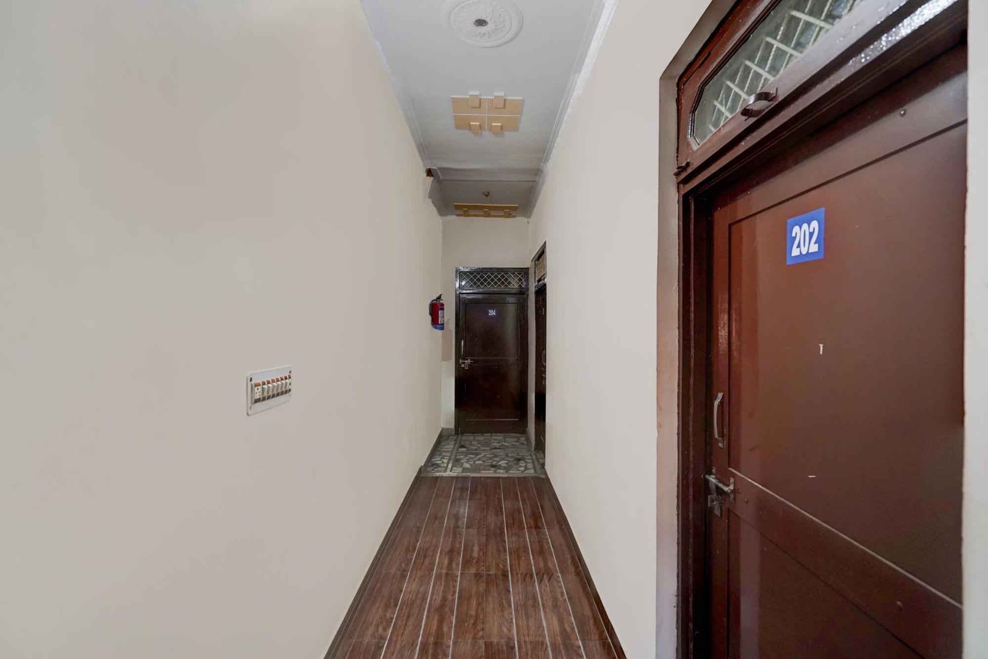 מיראט Oyo Hotel Maharaja Palace מראה חיצוני תמונה